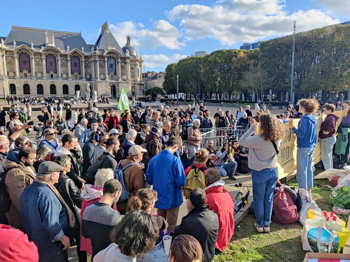 ✊ Rassemblé·es et déterminé·es à lutter contre les extensions des aéroports à Lille et partout ailleurs !
📸 Paul Verbeke
#AviAction #StopAirportExpansion