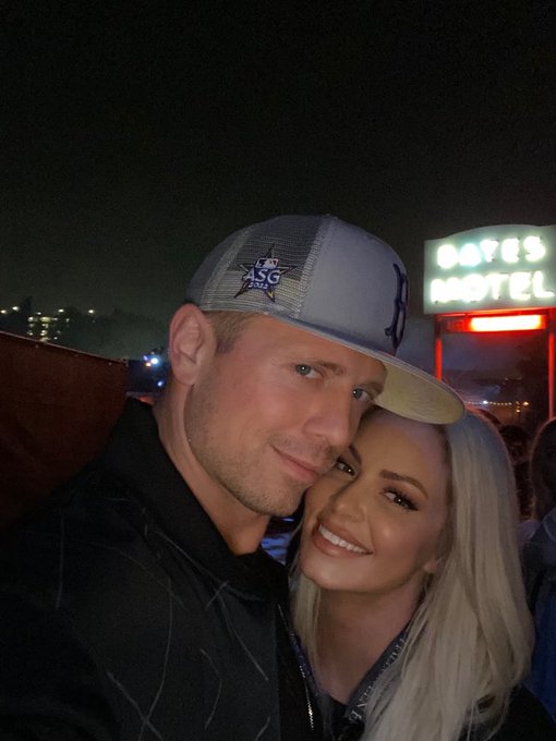 Bon anniversaire to the BEST human, husband and dada on the planet!!! Here&rsquo;s to another year around the<a href="/tag/wweraw"class="tags"><span>#wweraw</span></a><a href="/tag/itcouple"class="tags"><span>#itcouple</span></a>