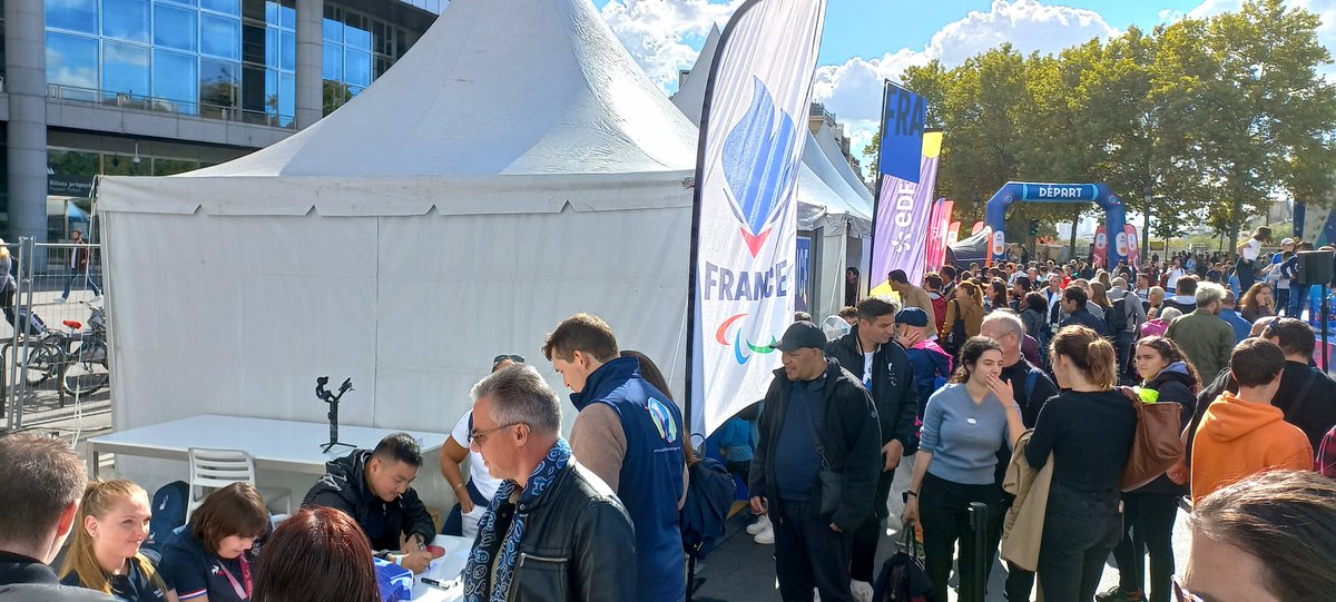 Super ambiance et beau soleil pour la journée Paralympique place de la Bastille. Merci aux athlètes, fédérations, bénévoles pour leur mobilisation pour le succès de cette journée historique 🙏 @Paris2024 @FRAparalympique @FFHandisport #FFSA @EquipeFRA #JourneeParalympique