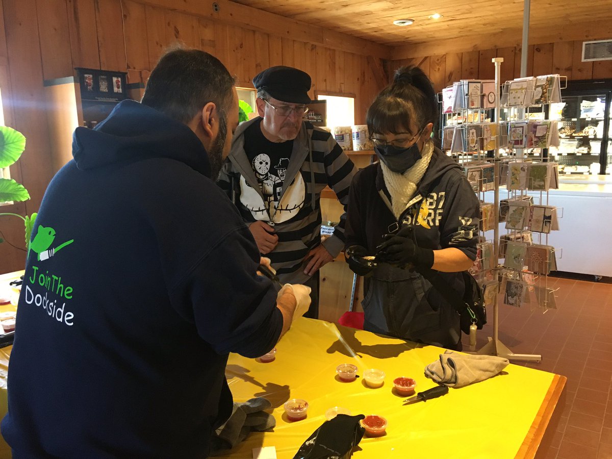 am800_cklw_'s tweet photo. #openfarms has started and our first stop is to learn how to shuck oysters at Dockside Fisheries with @TWEPI . https://t.co/MDo7bzIc2l