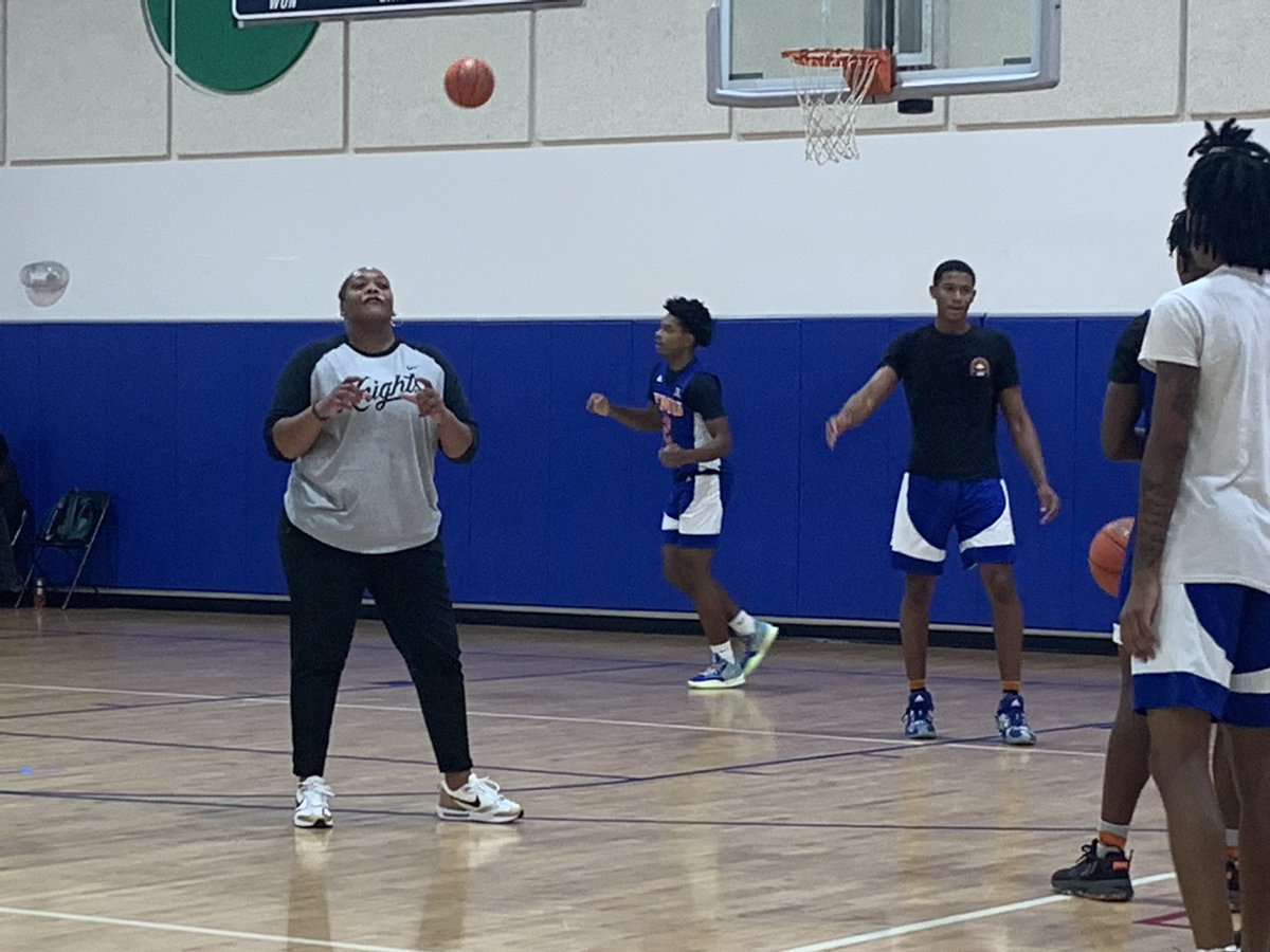 CoachLooky's tweet photo. Thanks to @coachmesser for dropping knowledge this morning at the South Florida Elite Clinic. Lawton thanks for helping bring talented coaches to south Florida. #knowledgeisking https://t.co/QNewruhSsn