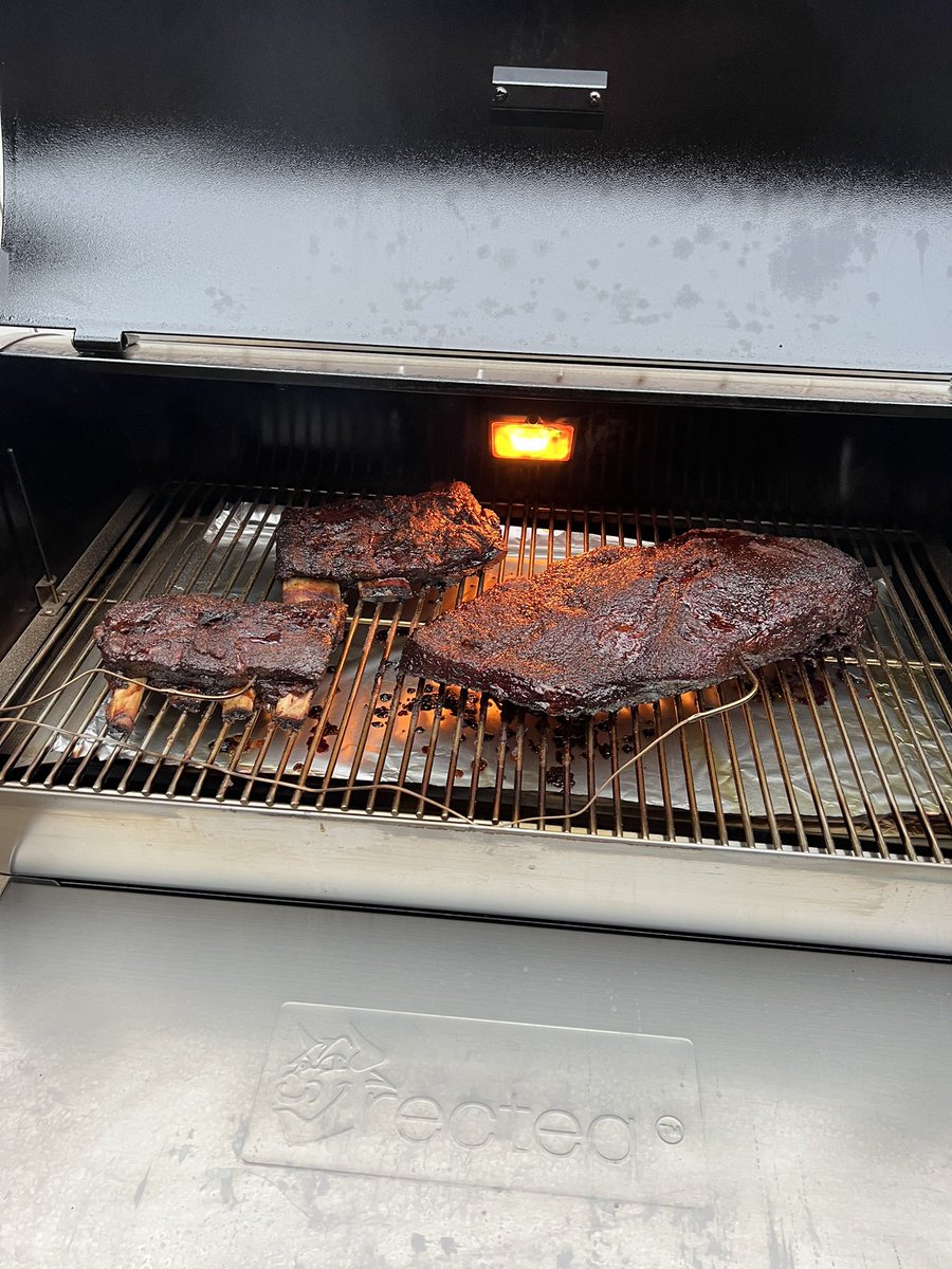 Hell4DeathMetal's tweet photo. They spent all night getting happy …. 10 hour mark wrap and wait for temp. 🔥🔥🔥 #LetThereBeMeat 🤘🤘 https://t.co/zEj7QbPCH6