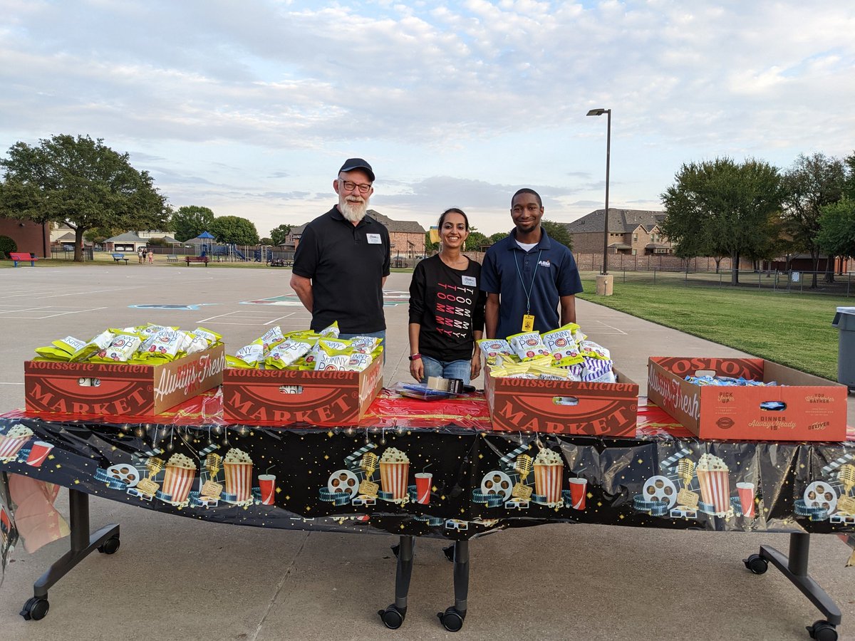 Thanks to our amazing Kerr PTA for such a fun night last night! It was a great turnout for the Kerr Movie Night!! 💙🐾❤️