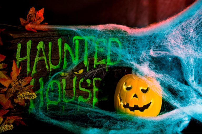 Any plans tonight? Perfect #Cincinnati weather for a #hauntedhouse! Check out our 2022 Haunted House Guide and get your scare on!! allaboutcincinnati.com/cincinnati-hau…