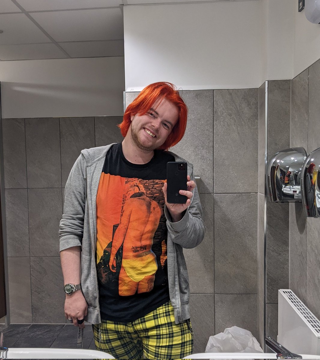 RamptonLewis's tweet photo. My first day working for the Civil Service vs the office bathroom 30 mins after I resigned. 

'I don't know where I'm going from here, but I promise it won't be boring' - David Bowie https://t.co/gPxqmMvjzf