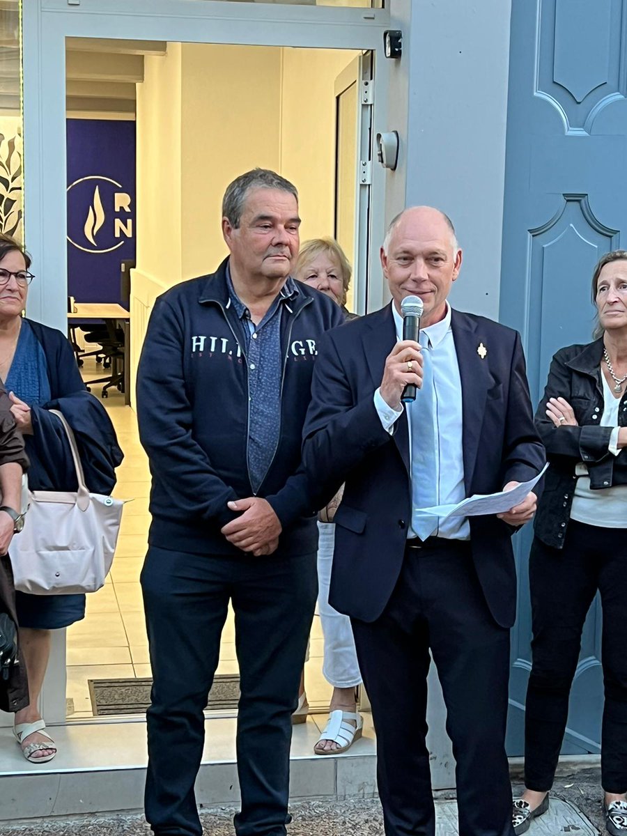 sRambaudRN's tweet photo. Hier soir à Hyères, sous l'efficace protection du DPS, j'ai inauguré avec bonheur devant une bonne centaine de sympathisants et avec mes collègues F.Giletti et F. Boccaletti, ma permanence parlementaire que je souhaite être un lieu de travail, d'échanges et d'écoute pour tous. https://t.co/KOQGybPzFs