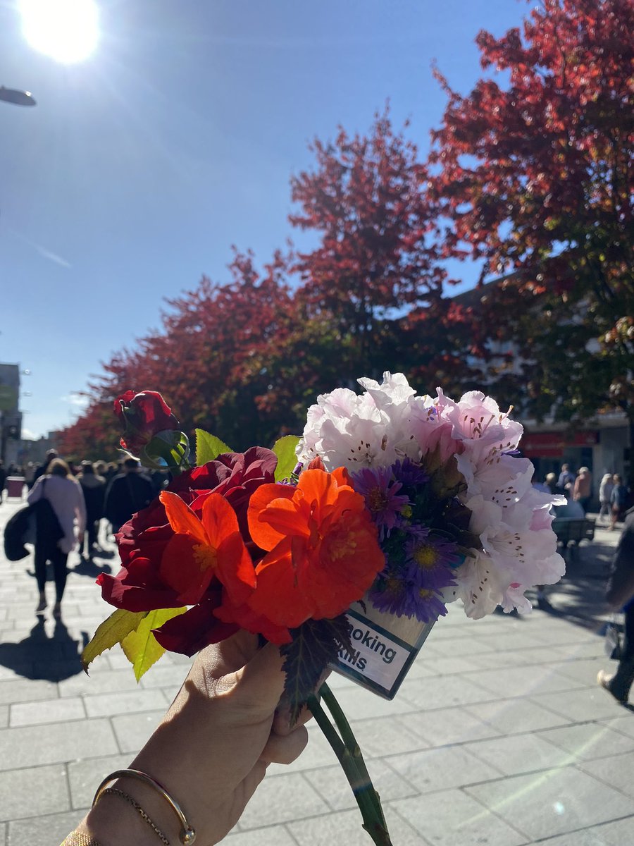 First time busking in #Southampton, and it was such a beautiful day! Thank you to everybody for being so kind, also who doesn’t love a bunch of flowers in a cigarette pack?! 💐