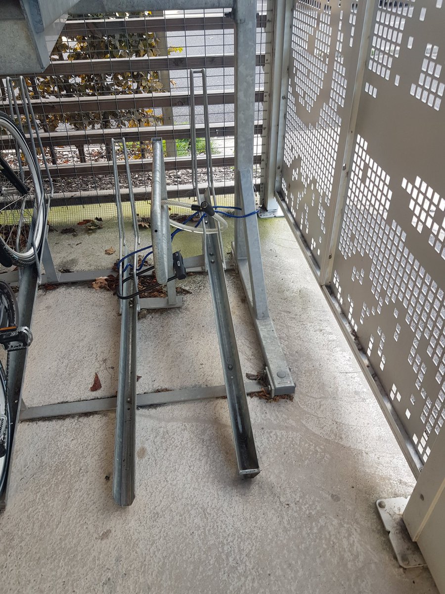 gotlef's tweet image. Donc il y a ( sérieusement)des cyclistes qui privatisent leur place dans le park à vélo ( celui de la bib ) de @Dunkerque 
Du coup les autres font comment 🤔 ( quand tu arrives en famille et pas de place)@DroitAuVelo