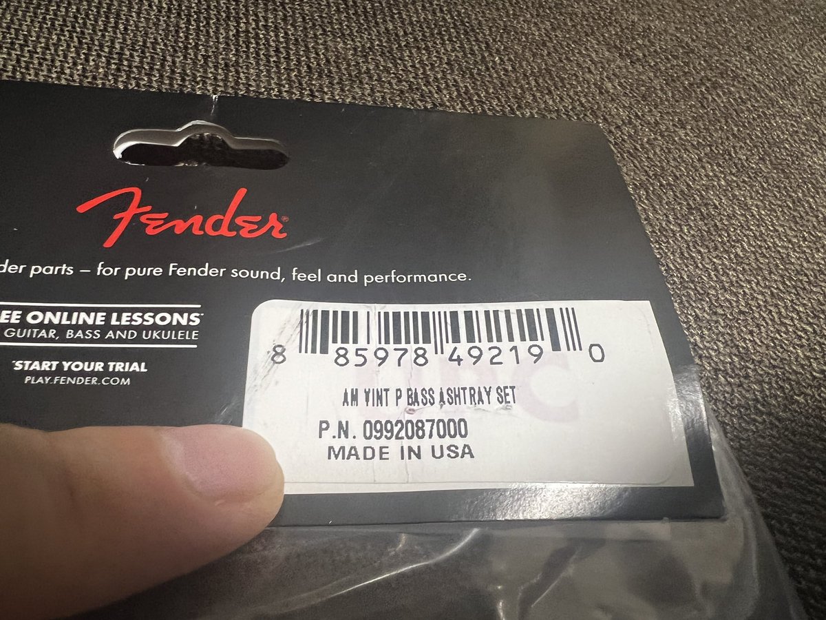 BENKMAN1985's tweet photo. またか!FENDERは新品未開封でもいつもこんな感じだ!なんなんだこの汚れは!
そしてこの感じが「made in USA」に説得力を持たせている時点でもう勝ってるよな笑
#Fender
#プレシジョンベース
#fenderPB
#エレキベース https://t.co/dbgc4ZMJz7