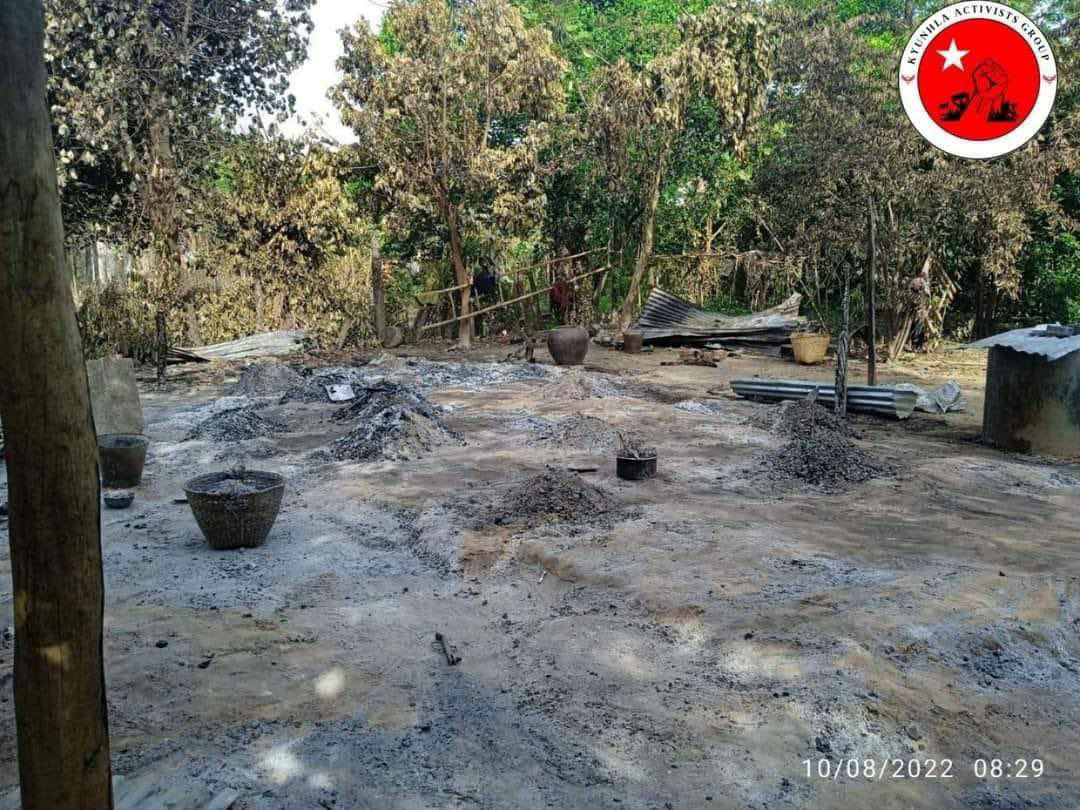 ttnuwai's tweet photo. 42 residential properties in ZawChaung village, Kanbalu tsp were set fire by junta soldiers on 6th Oct. Over 9000 residents from 7 villages had to displace in fear owing to the offensive of the soldiers. #2022Oct8Coup #WarCrimesOfJunta #WhatsHappeningInMyanmar https://t.co/myqJCyT3sk