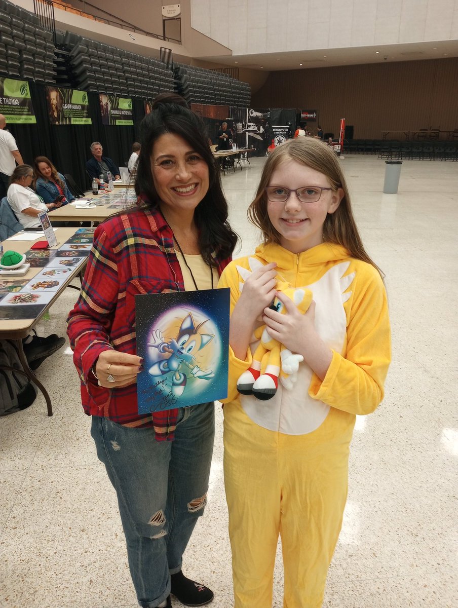 Thehardwearman's tweet photo. Kiddo turned into a total fan girl getting to meet tails @CollectorsMaze #levelupict https://t.co/dukjEhiTDu