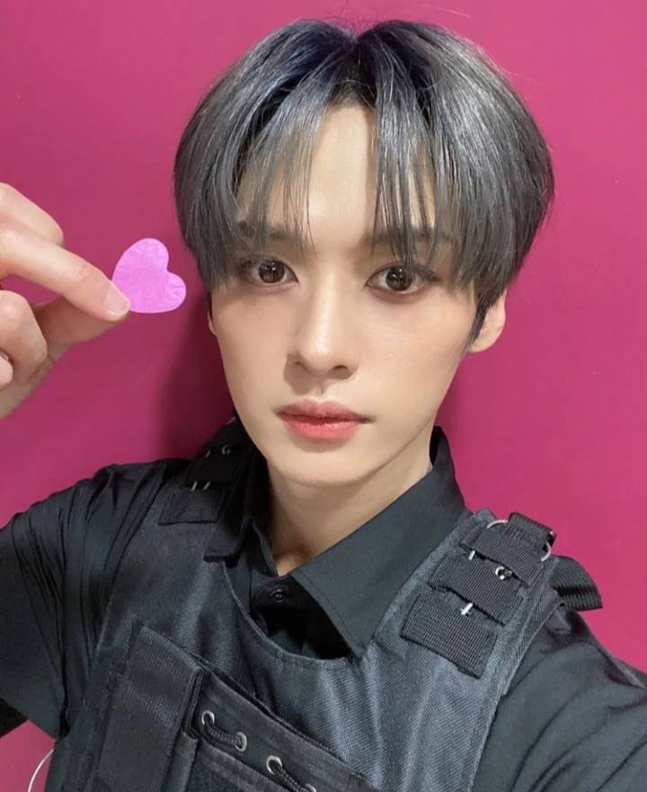 HelloStayBR's tweet photo. 📸: Atualização do Lee Know na conta oficial do Stray Kids no Instagram: 

"Show! Music Core 🤩🤩🤩🤩🤩 Me diverti performando e como MC 👏👏👏👏👏#LeeKnowIsCute #straykids #CASE143 #MusiCore

[1/3] 

🖇️:https://t.co/TWdBXWEGmu https://t.co/kkc8Zol8Qr