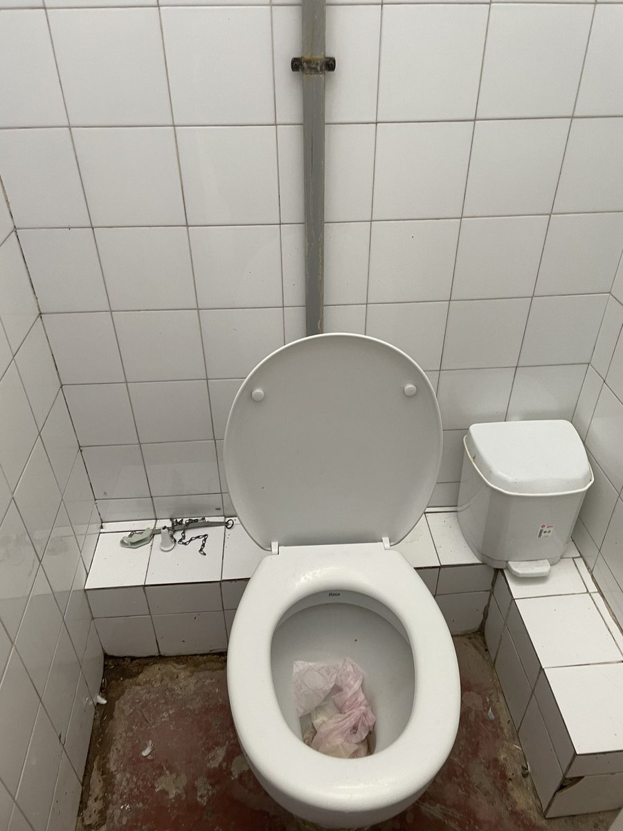 Bbal90's tweet photo. ¿Éstos son los wc que merecemos en el Castalia? ¿También están en estas condiciones los baños de la zona VIP? Nunca han estado perfectos pero lo de este año no tiene nombre, y solo 5 min después de empezar el partido…@AjuntCastello @cdcastellon @GVAsanitat @La_SER @JoseLuisGual https://t.co/pl7AdQ41uw