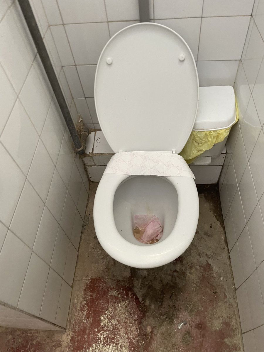 Bbal90's tweet photo. ¿Éstos son los wc que merecemos en el Castalia? ¿También están en estas condiciones los baños de la zona VIP? Nunca han estado perfectos pero lo de este año no tiene nombre, y solo 5 min después de empezar el partido…@AjuntCastello @cdcastellon @GVAsanitat @La_SER @JoseLuisGual https://t.co/pl7AdQ41uw