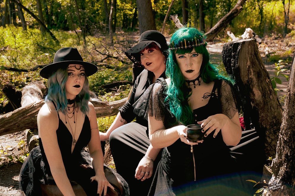 Must be the season of the witch ✨

<a href="/magicallyphoebe/">Phoebe ✨💀🪩</a>, <a href="/andcosplay_/">Ashley & Cosplay</a>, &amp; @luckyelephantcosplay