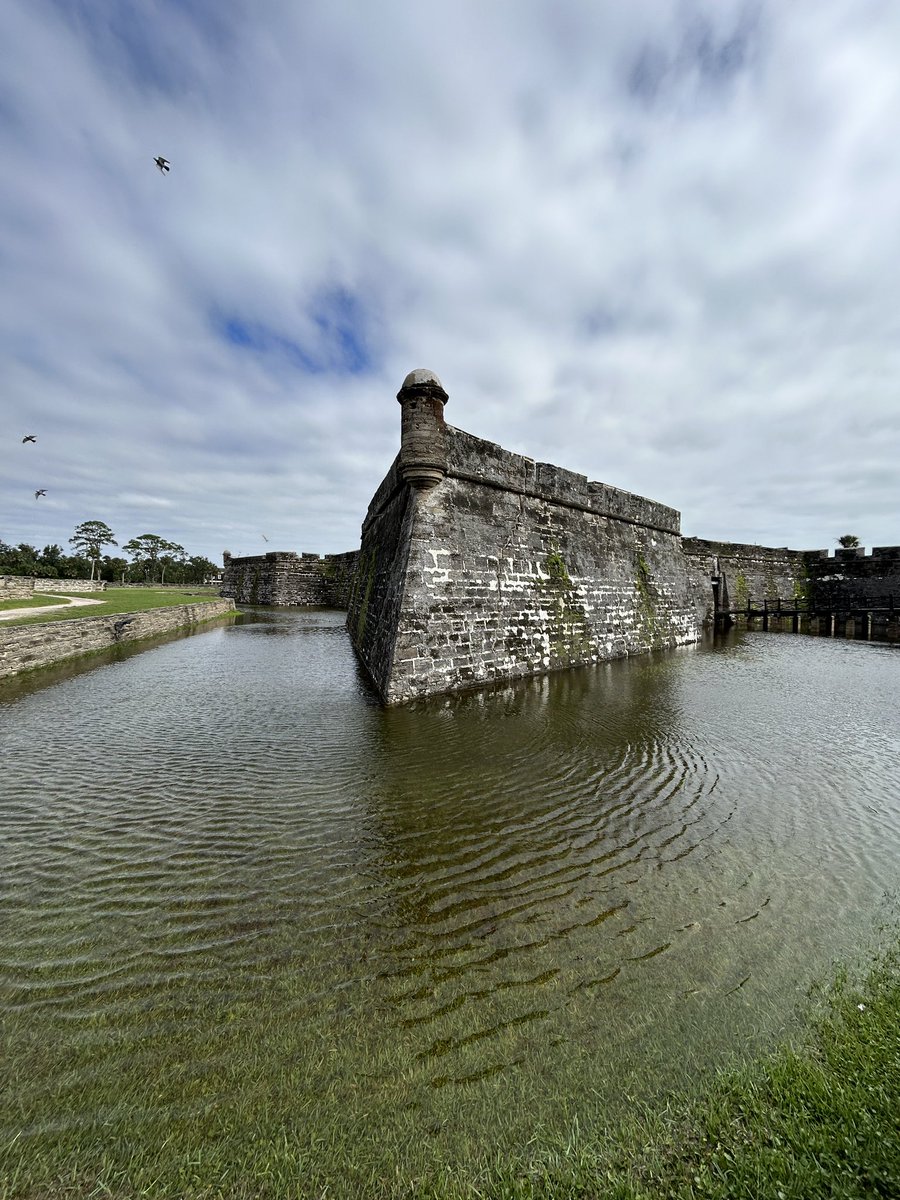 FilmTravelFly's tweet photo. The fort moat filled up in St. Augustine from #Hurricanelan. 🏴‍☠️ https://t.co/8dsixlnGNA