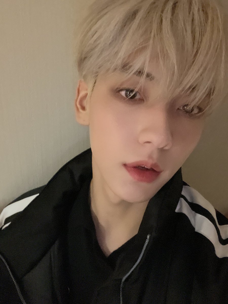 boysnumber5's tweet photo. 아니 좋긴한데 뭔가, 너무 예상하지못한 종류의, 살먼서 상상도해본적없는 종류의 자극이라서약간 누가 나한테 갑자기 3000만원 현찰 든 가방 던져서 이거먹으라고 배빵 개쌔리고 떠난 기분 아니, 뭐, 좋긴한데 땡큐긴한데 헐레벌떡 지폐 주워담고 잇긴한데 내손은 벌벌떨리고 이게대체뭔상황인지 지금 https://t.co/s321CZH1DX