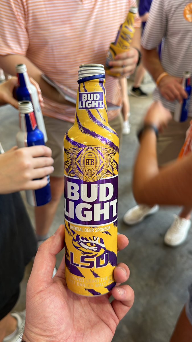 cbulle2010's tweet photo. Hey @budlight where is a UT checkerboard bottle? #vols https://t.co/KnEeAfkCfP