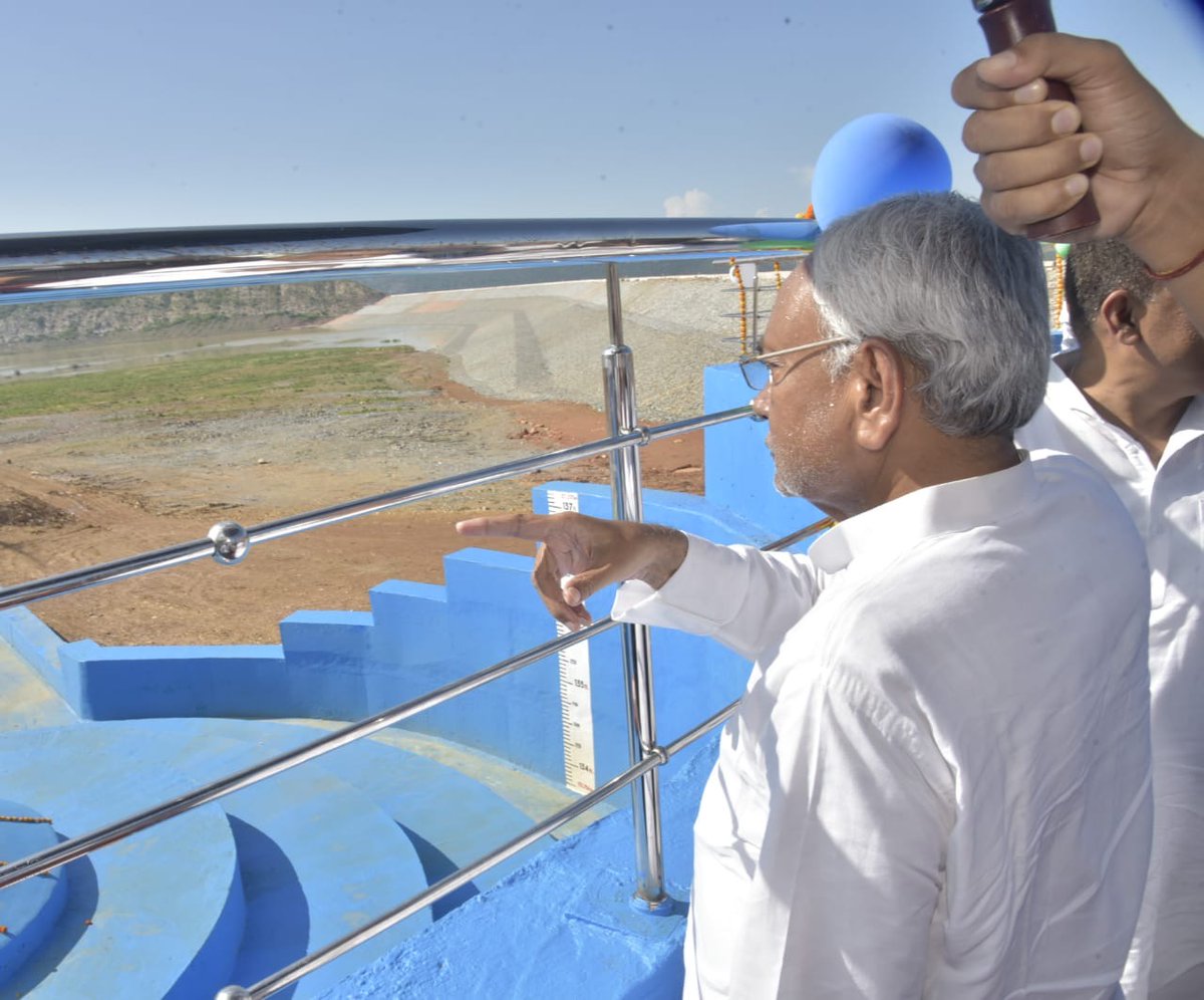 NitishKumar's tweet photo. गंगाजल आपूर्ति योजना अंतर्गत तेतर, राजगीर जलाशय तथा नवादा के मोतनाजे ग्राम में योजना का स्थलीय निरीक्षण किया। गया जलाशय का नाम ‘गंगाजी गया जलाशय’ तथा राजगीर जलाशय का नाम ’गंगाजी राजगृह जलाशय’ रखा गया है। इनका मेंटेनेंस ठीक ढंग से करने का निर्देश दिया। (1/2) https://t.co/Kwy3jggqhu