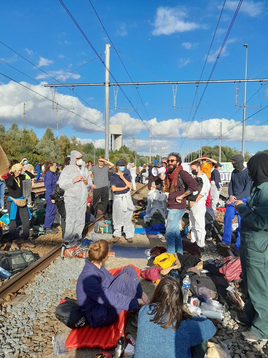 coderoodrouge's tweet photo. Still blocking 😆 #CodeRougeRood is going strong under a lovely sunshine🌞 It's a joyful #FossilFreeRevolution 😊 - Join us tomorrow for the authorized demonstration from 14h30 at Ecaussines! https://t.co/zBjbhyyyBq