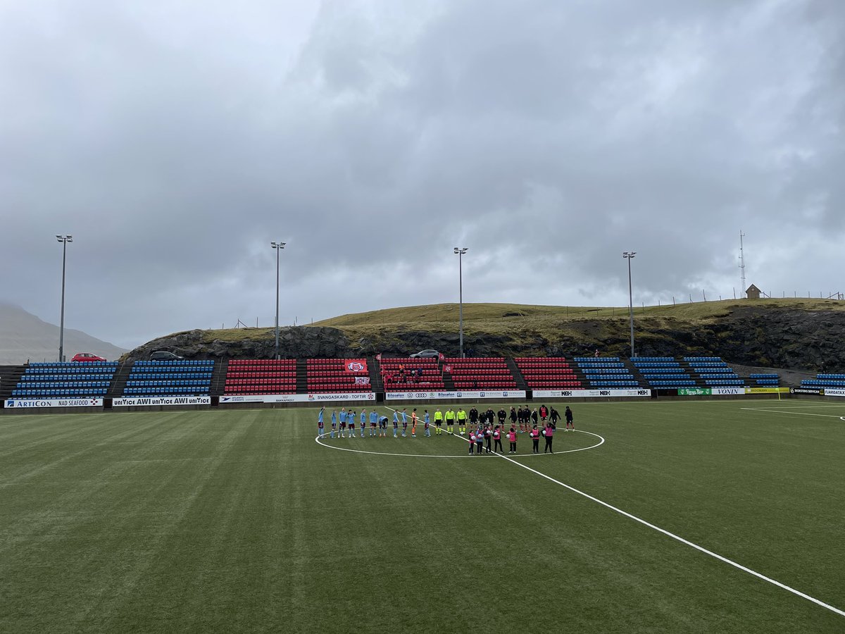 SebStanbury's tweet photo. I dag ser vi fodbold her: Svangaskard, Toftir, og kampen mellem B68 og AB i den bedste færøske række.
De fortæller heroppe, at da man i sin tid importerede en bane fra Danmark, var der bier i græsset.
Nu har den gamle nationalarena igen kunstgræs. Og jeg kan ikke se nogen bier. https://t.co/GDvNapxchh