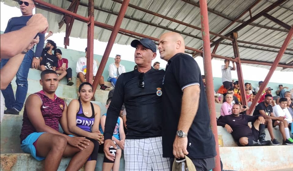 GHNordelo5's tweet photo. Estamos en el estadio de béisbol de Sagua La Grande, donde Villa Clara y Cienfuegos discuten el campeonato central de la Liga Azucarera. #Cuba   #CDRCuba #SoyCederista #SomosDelBarrio https://t.co/DySUS7eEvD