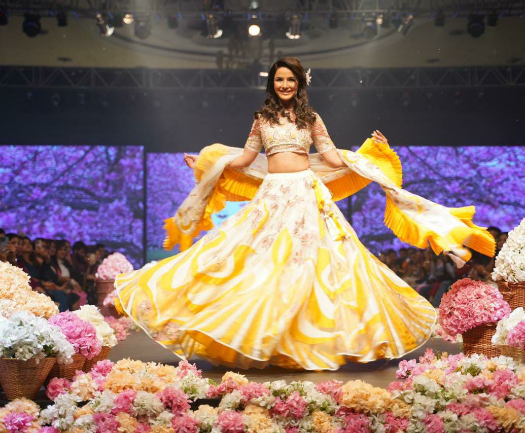 .@jasminbhasin looked ethereal in yellow as she turned showstopper for #SamantChouhan at #IndoreTimesFashionWeek #JasminBhasin #Jasmin #Jasminians #JasminBhasinFans #TimesFashionWeek #Honeymoon