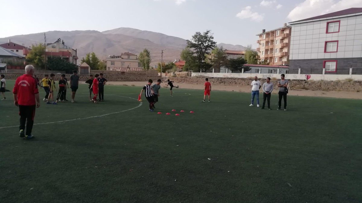 muradiyegovtr's tweet photo. "Spor Van projemizin tohumlarını atıyoruz."

Valiliğimiz tarafından hayata geçirilen “Spor Van” projesi kapsamında; ilçemizde devam eden futbol kurslarını ziyaret eden Kaymakam/Belediye Başkan V. Sn. @KaymakamAydogan,öğrencilerle bir araya gelerek başarılar diledi.
@tcvanvaliligi https://t.co/PKgcRboBk9