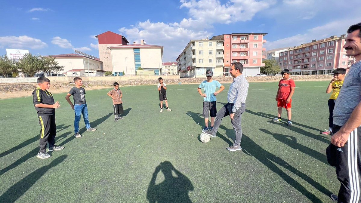 muradiyegovtr's tweet photo. "Spor Van projemizin tohumlarını atıyoruz."

Valiliğimiz tarafından hayata geçirilen “Spor Van” projesi kapsamında; ilçemizde devam eden futbol kurslarını ziyaret eden Kaymakam/Belediye Başkan V. Sn. @KaymakamAydogan,öğrencilerle bir araya gelerek başarılar diledi.
@tcvanvaliligi https://t.co/PKgcRboBk9