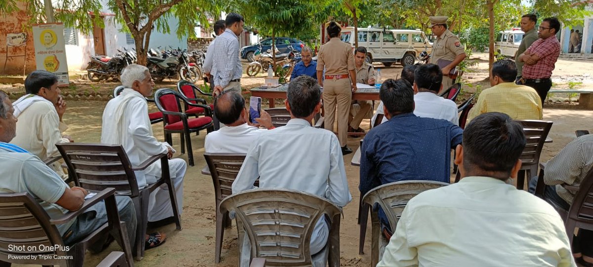 dmhamirpurup's tweet photo. #थाना_समाधान_दिवस में आज थाना मझगवां एवं थाना मुस्करा में जनसुनवाई की| शिकायत रजिस्टर का अवलोकन कर निस्तारित हो चुकी शिकायतों के सम्बन्ध में फीडबैक लिया| प्राप्त शिकायतों के समयबद्ध व गुणवत्तापूर्ण निस्तारण के निर्देश दिए|@CMOfficeUP @UPGovt @DrChandraBhus10 @InfoDeptUP @Uppolice https://t.co/BQwqCUzpjy