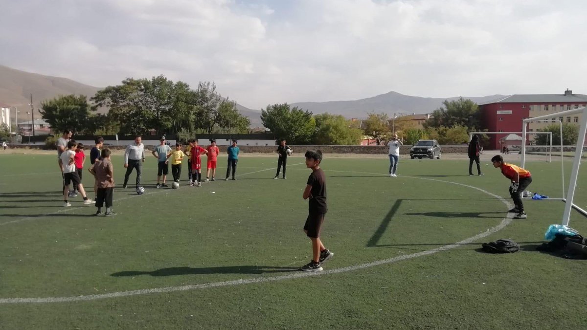muradiyegovtr's tweet photo. "Spor Van projemizin tohumlarını atıyoruz."

Valiliğimiz tarafından hayata geçirilen “Spor Van” projesi kapsamında; ilçemizde devam eden futbol kurslarını ziyaret eden Kaymakam/Belediye Başkan V. Sn. @KaymakamAydogan,öğrencilerle bir araya gelerek başarılar diledi.
@tcvanvaliligi https://t.co/PKgcRboBk9