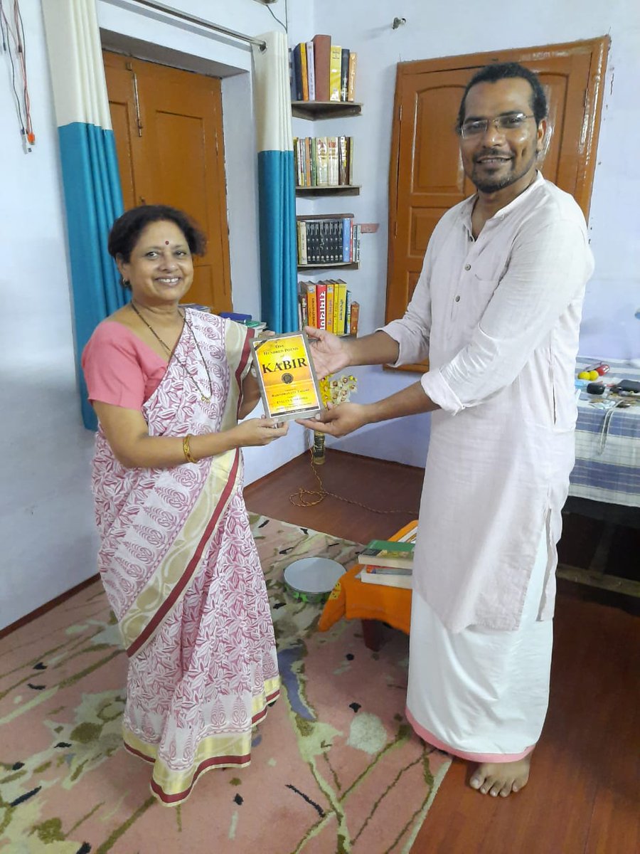 TagorePrize's tweet photo. A visit to Banaras Hindu University & an opportunity to gift a copy of #100PoemsofKabir translated from by Tagore to Binda Dattatray Paranjape, Ph.D. Ancient Indian History at #BHU, Professor & Head of History Department by Umesh Kabir, our friend from #KabirMath #Varanasi https://t.co/t6XJJ6Bu8E