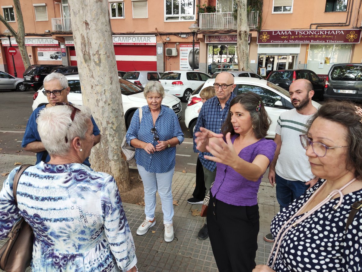 Neustru's tweet photo. Visita de barri a Bons Aires per parlar de tu a tu dels projectes de l'eix cívic de Cotlliure, foment del comerç de proximitat, mesures per protegir el patrimoni arquitectònic,... així com escoltar les propostes de millora que ens assenyalen veïns i veïnes. Gràcies!
@MESperPalma https://t.co/3fU5MXctlb