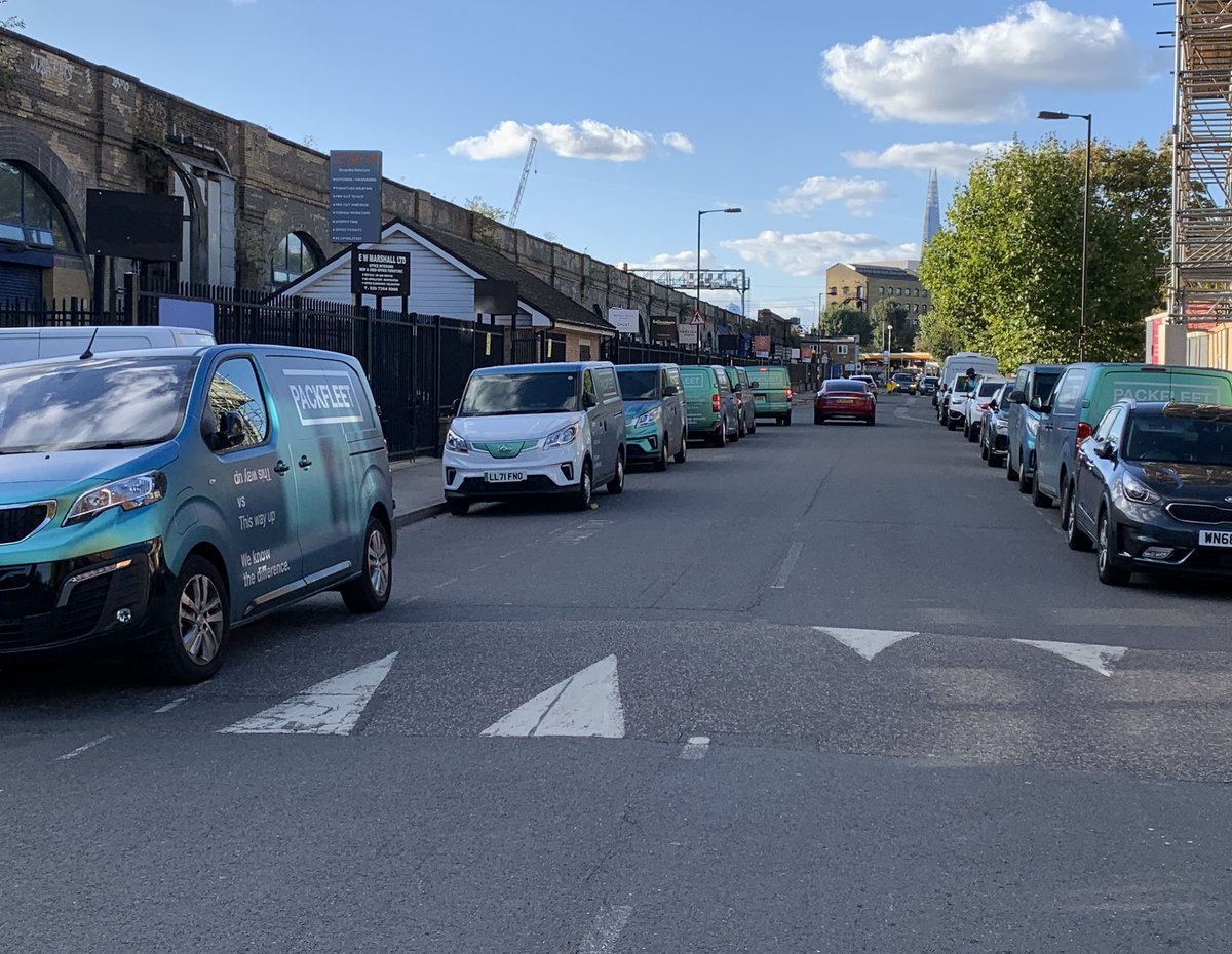wisely_arthur's tweet photo. Dear @packfleet, welcome to the neighbourhood, but please appreciate that running a successful business which relies on parking 10+ of your commercial vehicles on a busy London road is NOT running a successful business - it’s selfish and cringeworthy! https://t.co/e9g4qVAkNM