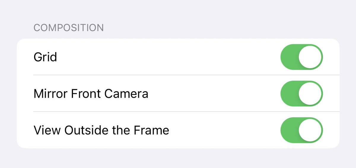 تقدر تفعل خيار تقسيم الشاشة الى اثلاث عن طريق الاعدادات وتكون ظاهرة لك دائما تساعدك في وزن عناصر الصورة قبل لا تصور 

اتبع الخطوات التالية👇🏼
1- اعدادات الجوال
2-الكاميرا 
3- فعل خيار (مربعات او Grid )
كما هو في الصورة 👇🏼 