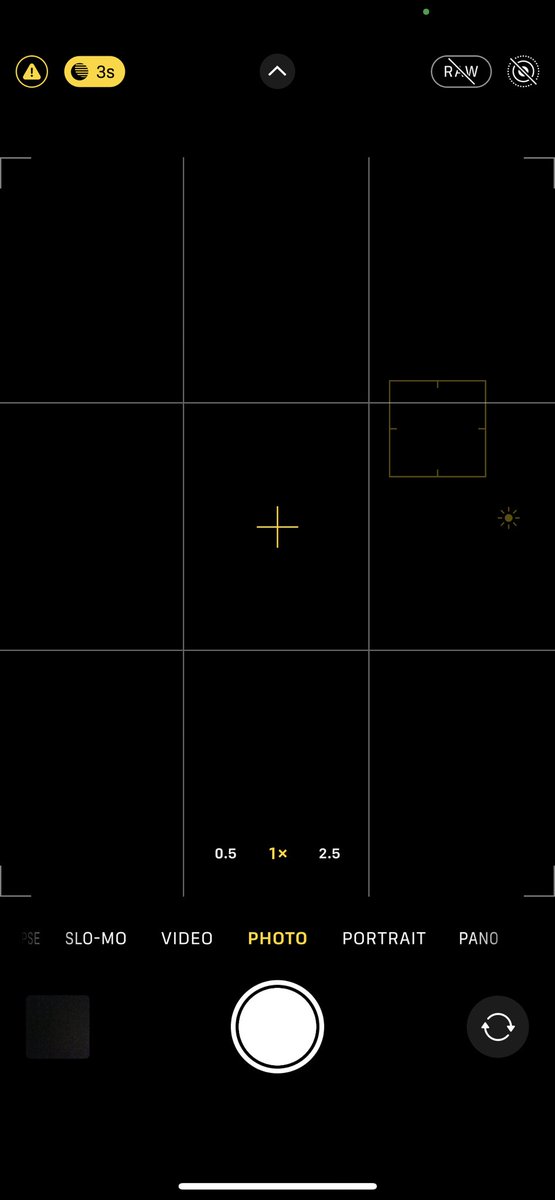 رح تكون ظاهرة عندك في الشاشة على تطبيق الكاميرا الاساسي بالشكل هذا 