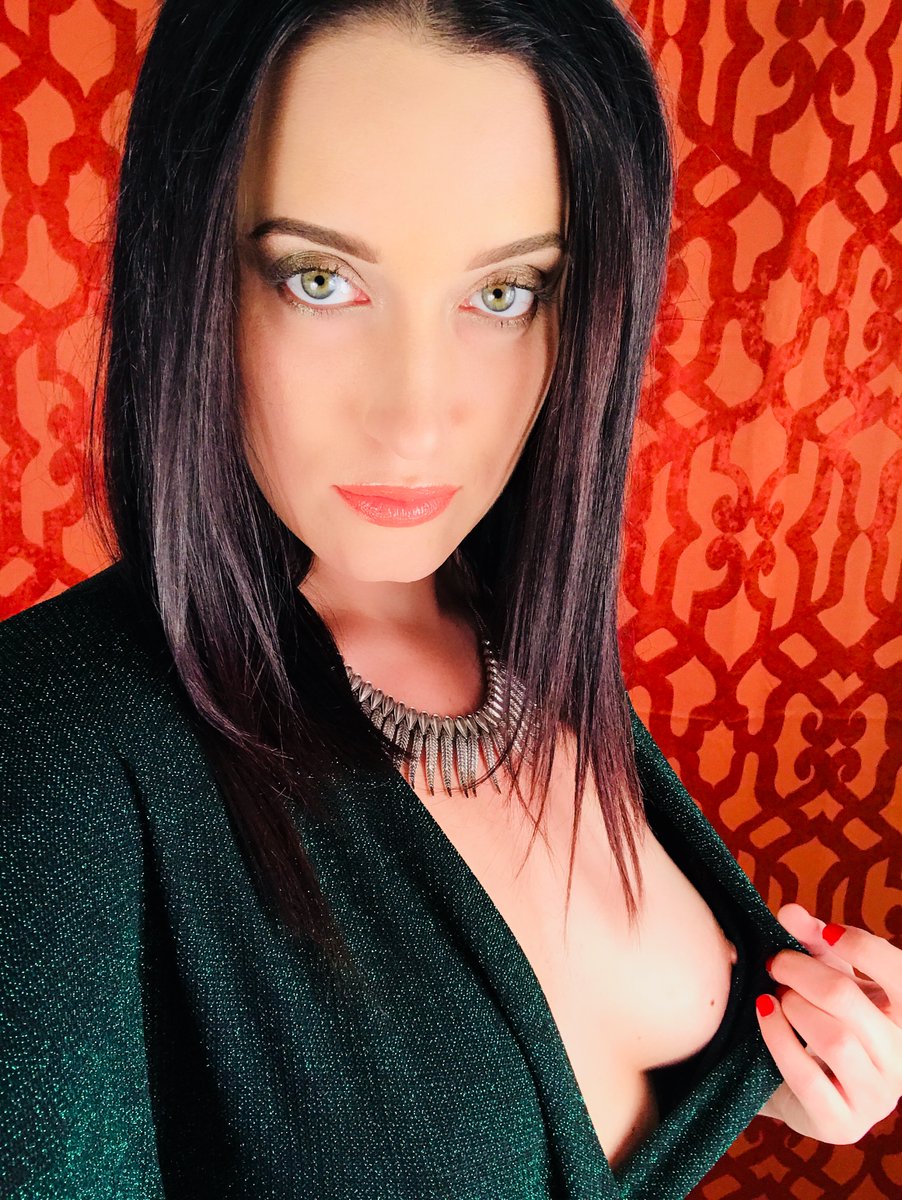 If looks could kill 💚 https://t.co/ewFD4HZEnu