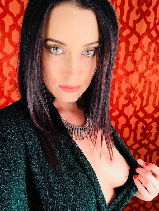 If looks could kill 💚 https://t.co/ewFD4HZEnu<a href="/tag/realloyalfans"class="tags"><span>#realloyalfans</span></a>