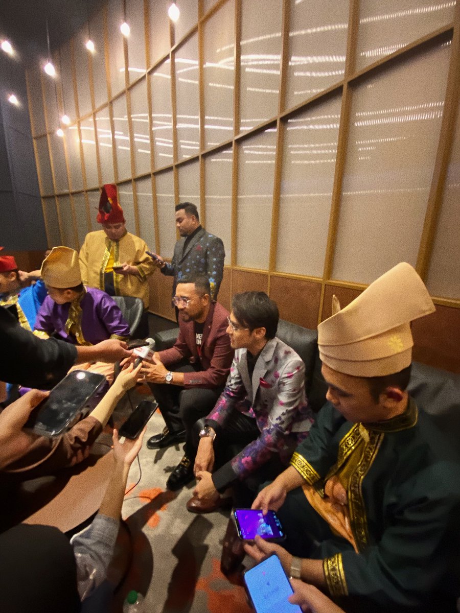 wafa_awla's tweet photo. Kumpulan pertama yang buat saya rasa nasyid adalah muzik yang cool. Satu-satunya kumpulan nasyid yang kita kumpul kasetnya zaman muda-mudi. Personal fav lagu Lafaz Yang Tersimpan.
Tahniah reUNIC. Arrangement muzik malam ni paduuuu woi
💯🔥🔥🤟 @unicofficials #reunic https://t.co/m9BKqkbs3f