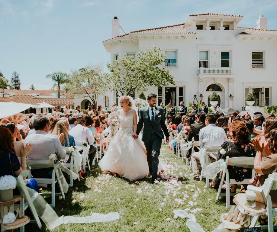 Our picturesque grounds make the perfect background for your walk down the aisle. Learn more on how to plan your special day: bit.ly/3zHRInl
.
.
#HayesMansion #eventplanner #weddingplanner #sanjosecalifornia #californiaweddings