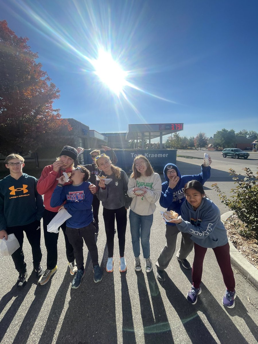 apollo_xc's tweet photo. Gorgeous crisp morning for a long run followed by some DutchMaid donuts! #LongRunLongJohns #FallIsFinallyHere #Crisp https://t.co/GGyyRTlu7d