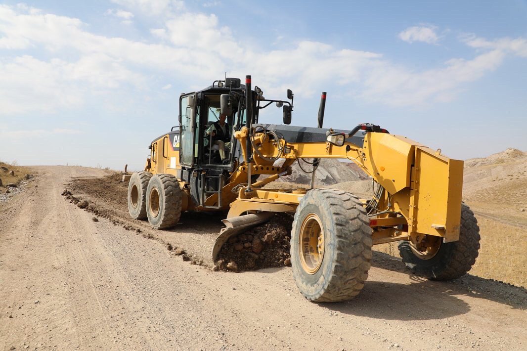 tcagrivaliligi's tweet photo. 🚧 Ekiplerimiz Sahada

📌İl Özel İdaremize bağlı ekiplerimizce 

📌Ortayokuş ve Yalnızkonak köylerinin geçiş güzergahında bulunan Güneysu köy yolunda yol genişletme, düzeltme ve iyileştirme çalışması yapıldı.

📍Merkez https://t.co/UhMr0KDR3P