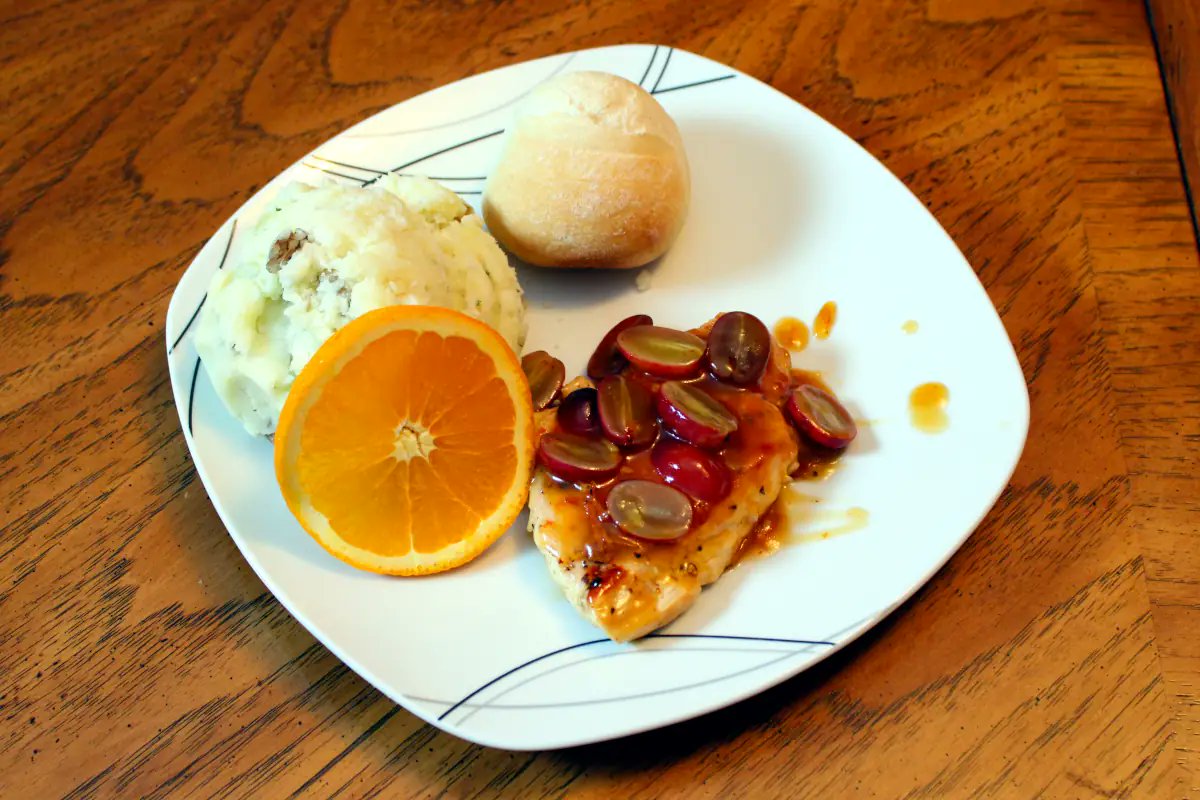 FreshCookedFun's tweet image. Grapes are in season, so I made grape chicken in brandy sauce!   The sauce is sweet and savory, and went really well over mashed potatoes.  #Food