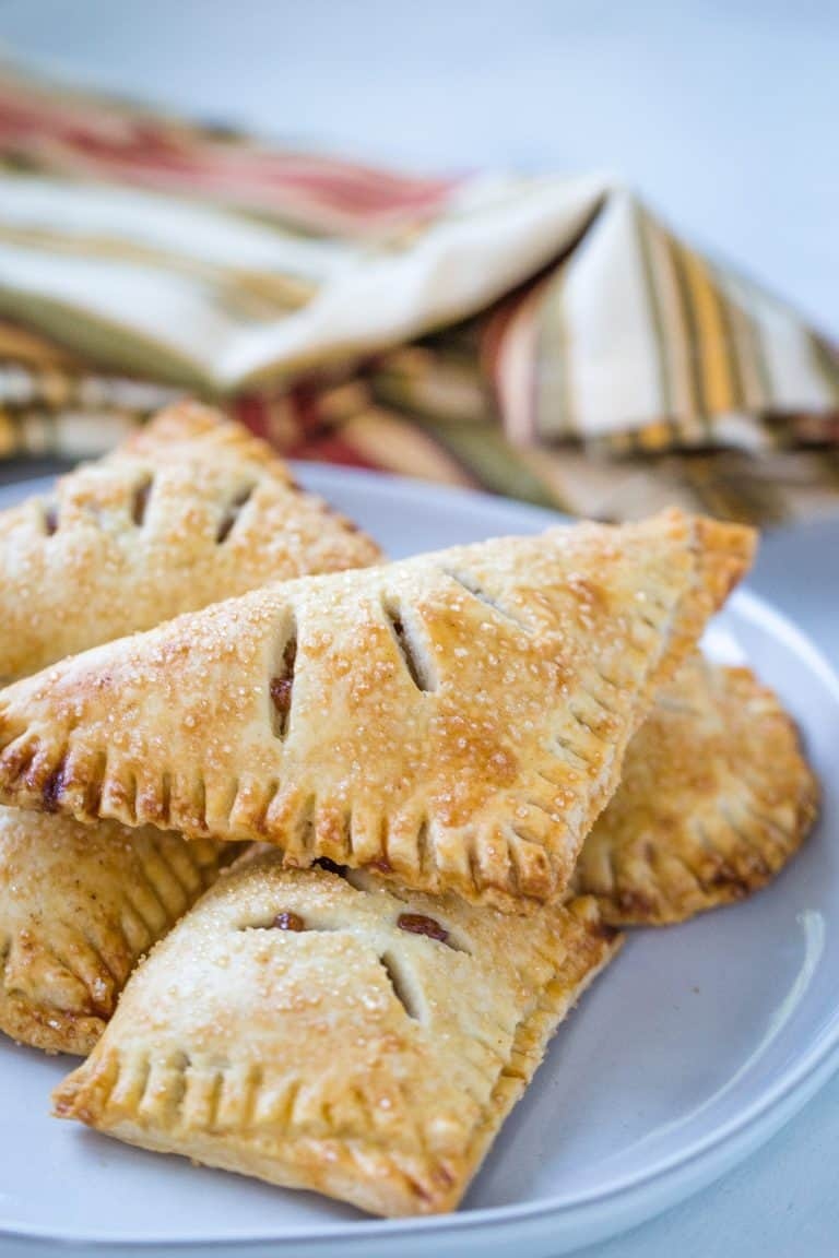 These classic apple hand pies are filled with juicy apple pie filling cooked in warm fall spices and wrapped in a buttery flaky pie crust.

Find the recipe here- aclassictwist.com/apple-hand-pie…

#aclassictwist #handpies #fallbaking #comfortfoods #classicrecipes #weekendbakingproject