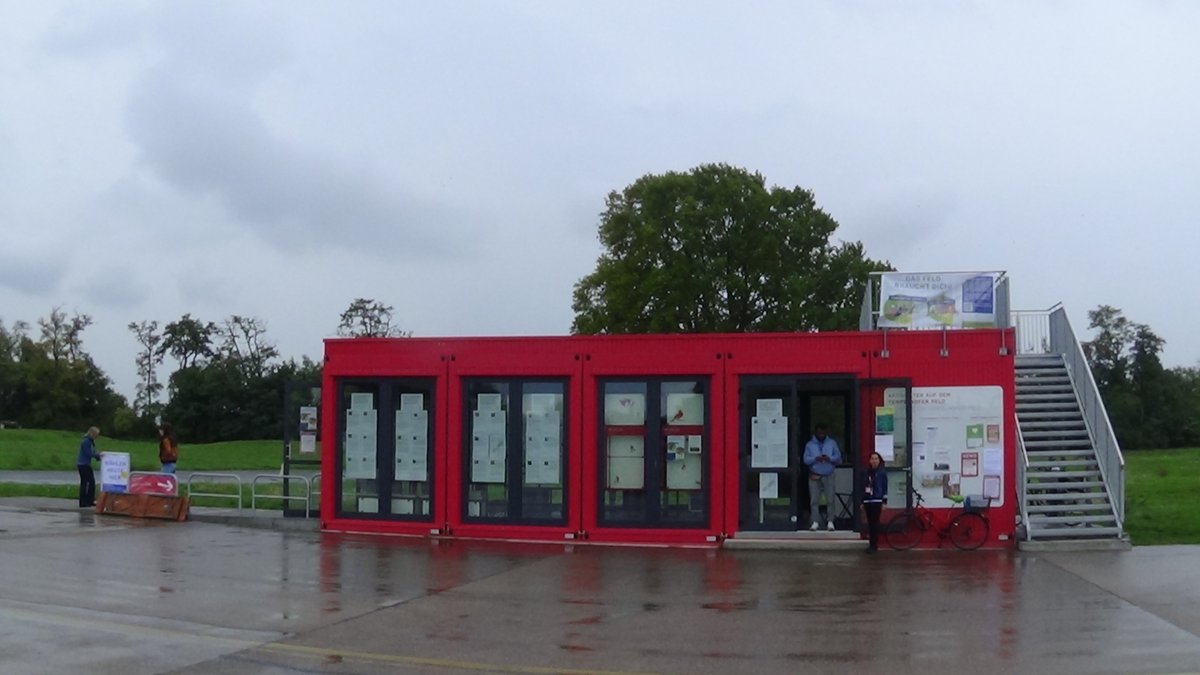 haus_104's tweet photo. Auf dem #TempelhoferFeld im #InfoContainer sprich #BürgerBüchse können auch morgen, 9.10. von 12-18 h, die Kandidaten und Kandidatinnen für die #FeldKoordination #FeKo gewählt werden.
Supernettes und kompetentes Team ist vor Ort und erklärt in mehreren Sprachen das Procedere.🔰 https://t.co/eBqk9evlEH