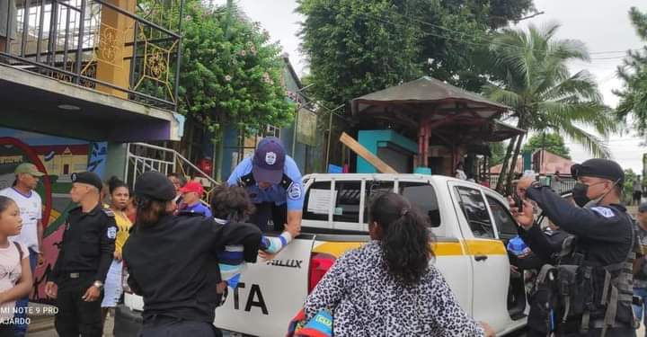 Llegan los primeros evacuados a laguna de perlas de las comunidades aledañas que viven a orillas del Mar Caribe, gracias a la buena gestión del buen gobierno a través del COMUPRED y al lado nuestra Policía Nacional. Esto a te la llegada de la tormenta Julia.