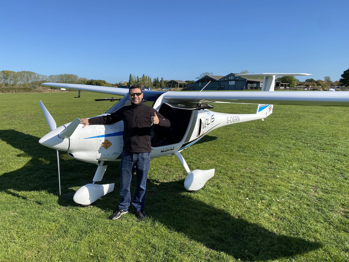 dom_sipowicz's tweet photo. Trying electric flying this weekend. #pipistrel #velis https://t.co/llrohWOnHv