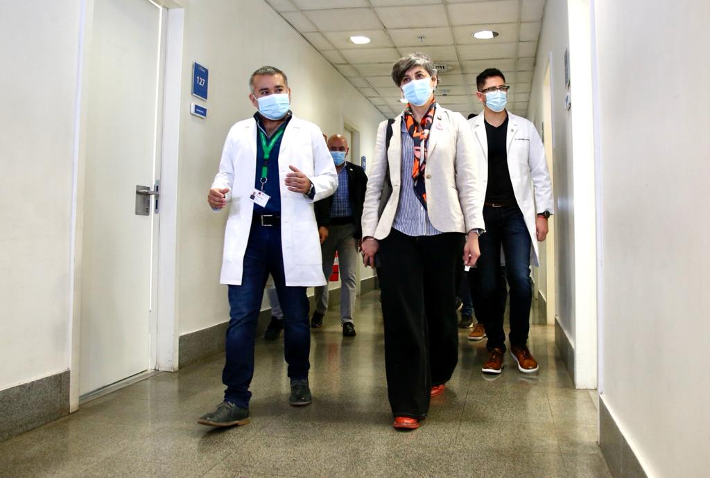 ximenaguilera's tweet photo. Para este trabajo hemos establecido 3 grandes estrategias:
✅ Mejorar la capacidad de producción del sistema público, donde se encuentran operativos como el que estamos visitando hoy en el Hospital El Carmen en Maipú, que realiza intervenciones quirúrgicas y atención ambulatoria. https://t.co/80F9XX9Bty