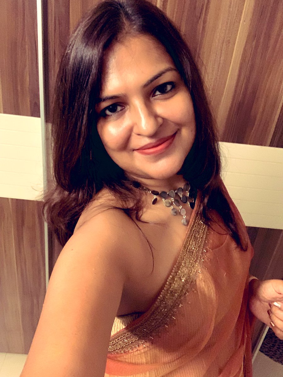 richasmukherjee's tweet photo. I’m beginning to feel saree love all over again. Something tells me this won’t be a short affair😃 #sareelove #saree #festive #indianwear https://t.co/tNdPDK5Te9