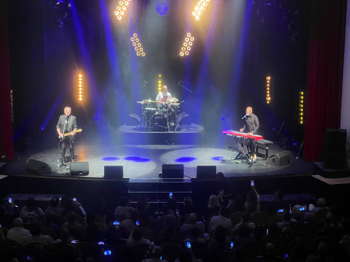 KARLOLIVE's tweet photo. Un samedi soir sur la terre… de @villepoissy ! Guichets fermés pour le concert de #EmileetImages. #lestival @RFMFrance https://t.co/tjJJRxDeu4